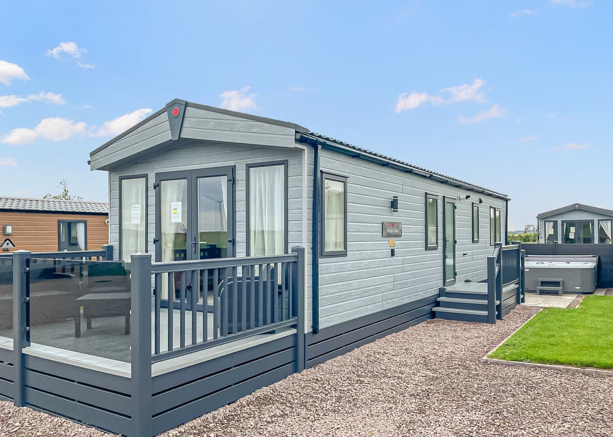 Brodie – 2-bed holiday home with private hot tub