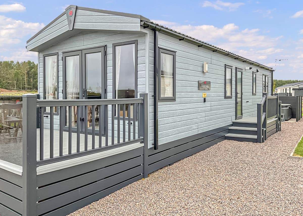 Stuart – 2-bed holiday home with private hot tub